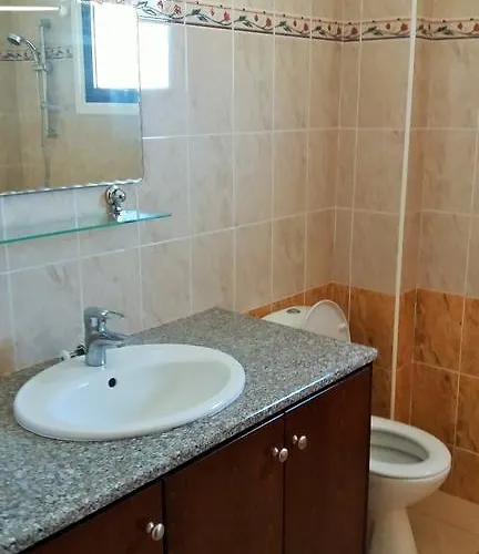 101 Mandritis Court * ラルナカ